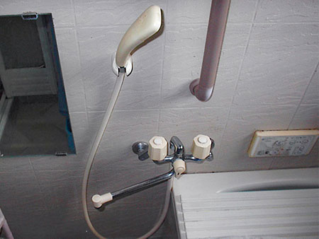浴室シャワー水栓入れ替え　施工前